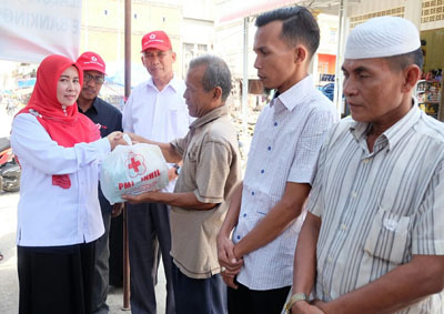 Serahkan Bantuan, Zulaikhah Sampaikan Rasa Keprihatinannya Atas Duka Korban Kebakaran di Keritang